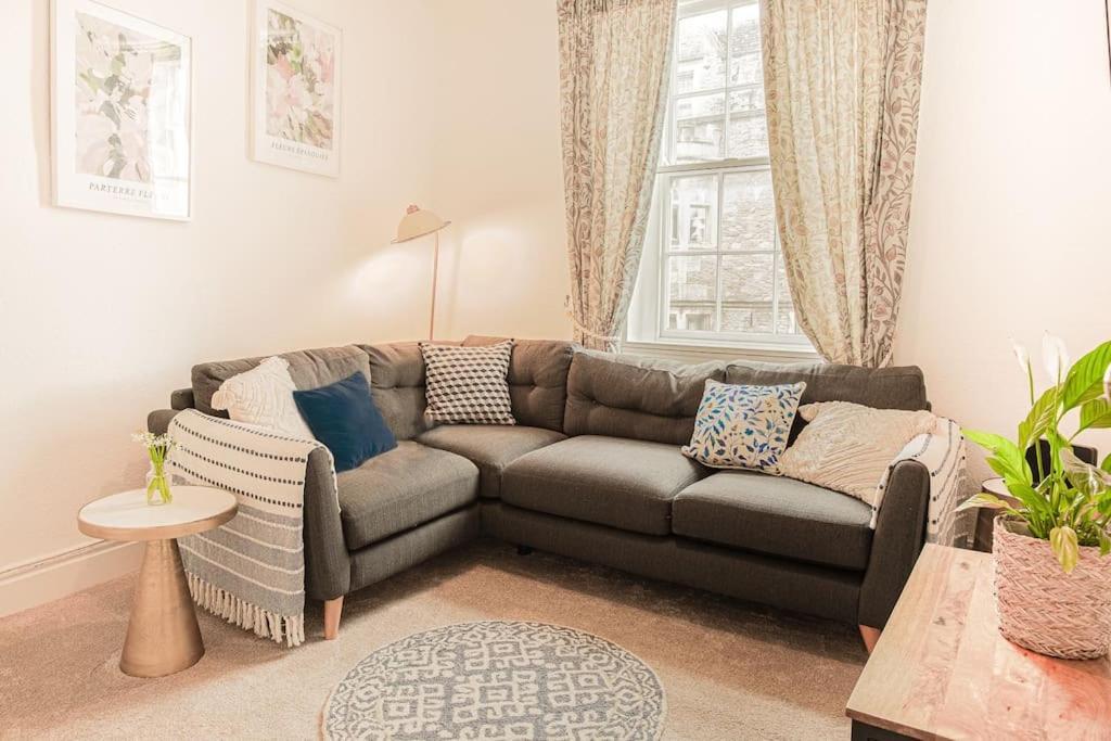 Light And Central Apartment Above Knead Bakery Tetbury Eksteriør billede