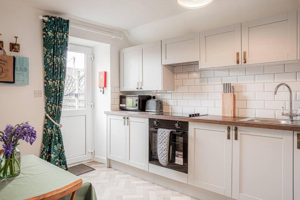 Light And Central Apartment Above Knead Bakery Tetbury Eksteriør billede