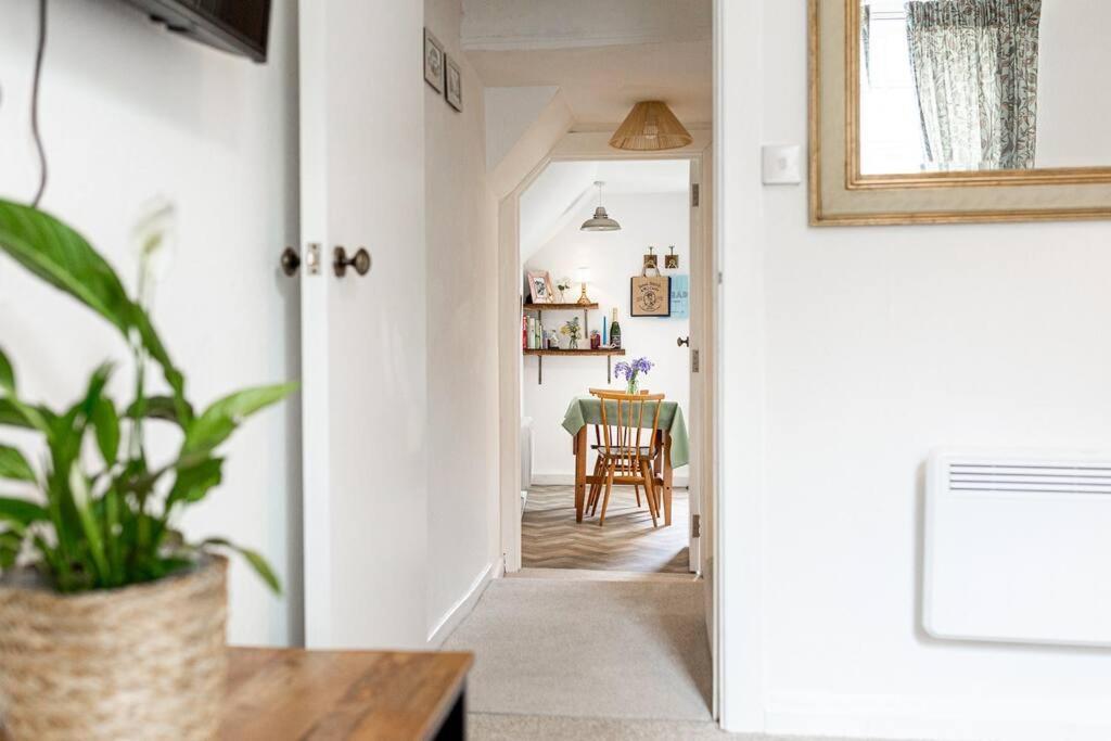Light And Central Apartment Above Knead Bakery Tetbury Eksteriør billede