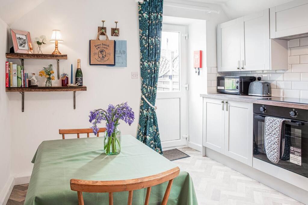 Light And Central Apartment Above Knead Bakery Tetbury Eksteriør billede
