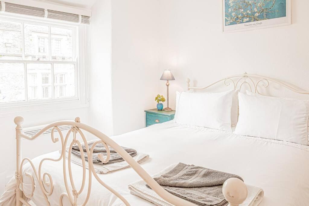 Light And Central Apartment Above Knead Bakery Tetbury Eksteriør billede